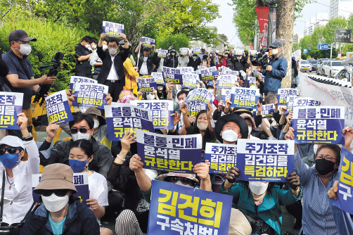 지난 7일 오후 ‘촛불승리전환행동’과 ‘대통령집무실 이전 반대 공동행동’ 회원들이 서울 용산구 국방부 청사 인근 이촌역 앞에서 대통령 집무실 이전을 규탄하는 집회를 하고 있다. [연합]