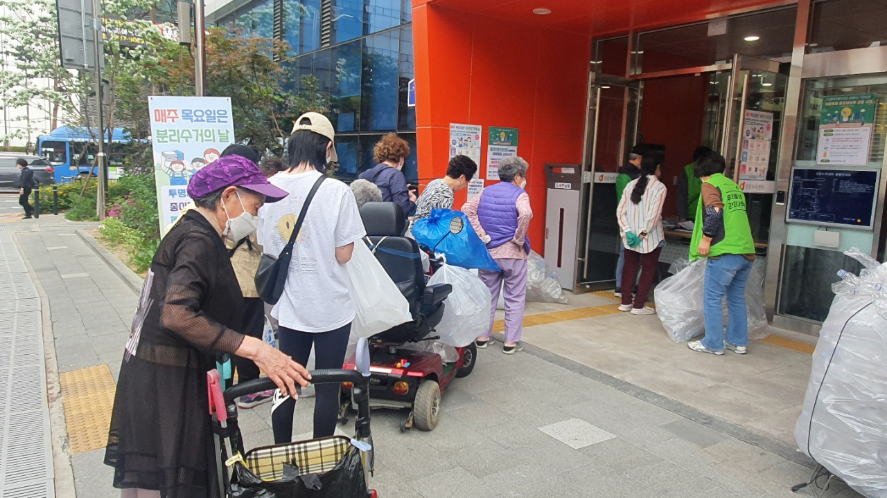 재활용품 교환. [중구 제공]