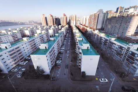 10일 출범하는 새 정부의 대통령 집무실 이전 효과와 한강맨션의 재건축 사업의 진척 등이 더해지며 용산 한강변 아파트들의 가격이 꿈틀거리고 있다. 한강맨숀 전용면적 87.54㎡와 101.95㎡의 최근 호가는 각각 35억과 41억원을 형성하고 있다. 한강맨숀 전용면적 87.54㎡는 지난달 9일 33억 3000만원에 신고가 거래됐다. 서울 용산구 이촌동 한강맨션. 박해묵 기자