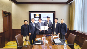 중흥그룹 정원주 부회장(왼쪽 두번째)과 대우건설 한승 신사업추진실장(왼쪽 세번째) 등이 지난 6일(현지시간) 미국 뉴저지주 토지주 및 사업 관계자와 LOI(투자의향서) 서명식을 마치고 기념촬영을 하고 있다. [대우건설 제공]