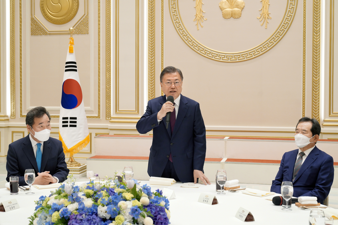 문재인 대통령이 지난달 20일 청와대 영빈관에서 개최한 전직 장관 초청 오찬에 참석한 이낙연(왼쪽)·정세균(오른쪽) 전 국무총리. [연합]