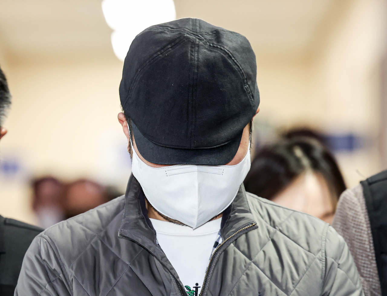 회삿돈 614억 원을 횡령한 혐의로 구속된 우리은행 직원 A씨가 6일 오전 서울 중구 남대문경찰서에서 서울중앙지검으로 송치되고 있다. 연합뉴스