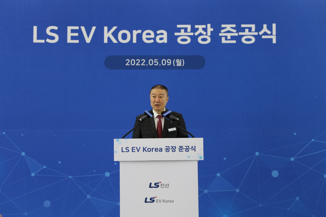 경기 군포시 LS지식산업센터에서 9일 열린 ‘LS EV코리아 공장 준공식’에서 구자은 LS그룹 회장이 축사를 하고 있다. [LS 제공]