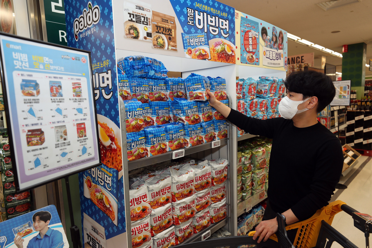 이마트 비빔면 매대. [이마트 제공]