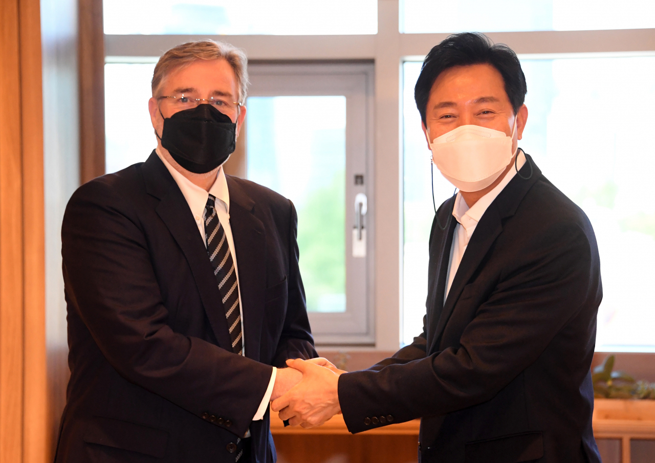 악수하고 있는 토드 릴랜드 골드만삭스 공동대표와 오세훈 서울시장. [서울시 제공]