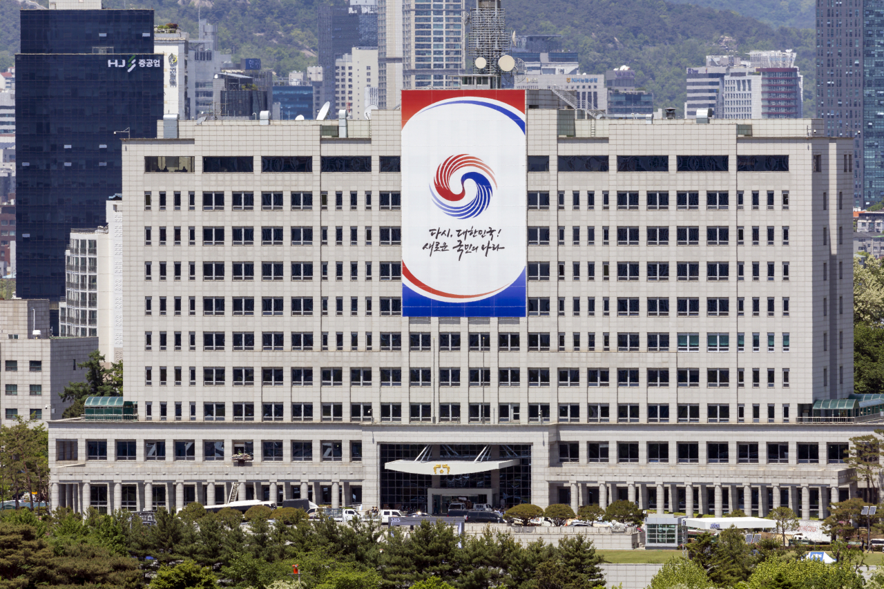 제20대 대통령 취임을 하루 앞둔 9일 대통령 집무실이 들어설 서울 용산구 국방부 청사의 모습. 윤석열 대통령 당선인은 10일 0시 용산 국방부 청사 5층에 마련된 새 집무실을 둘러보고, 청사 지하의 국가위기관리센터에서 합동참모본부로부터 대비 태세에 대한 보고를 받는 것으로 공식 임기를 시작한다. [연합]