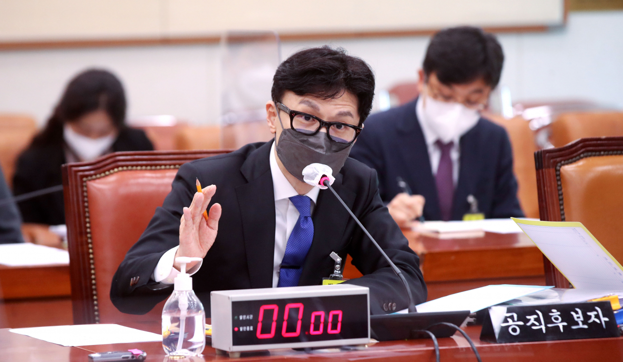 한동훈 법무부 장관 후보자가 9일 오후 국회에서 열린 인사청문회에서 의원질의에 답변하고 있다. [연합]