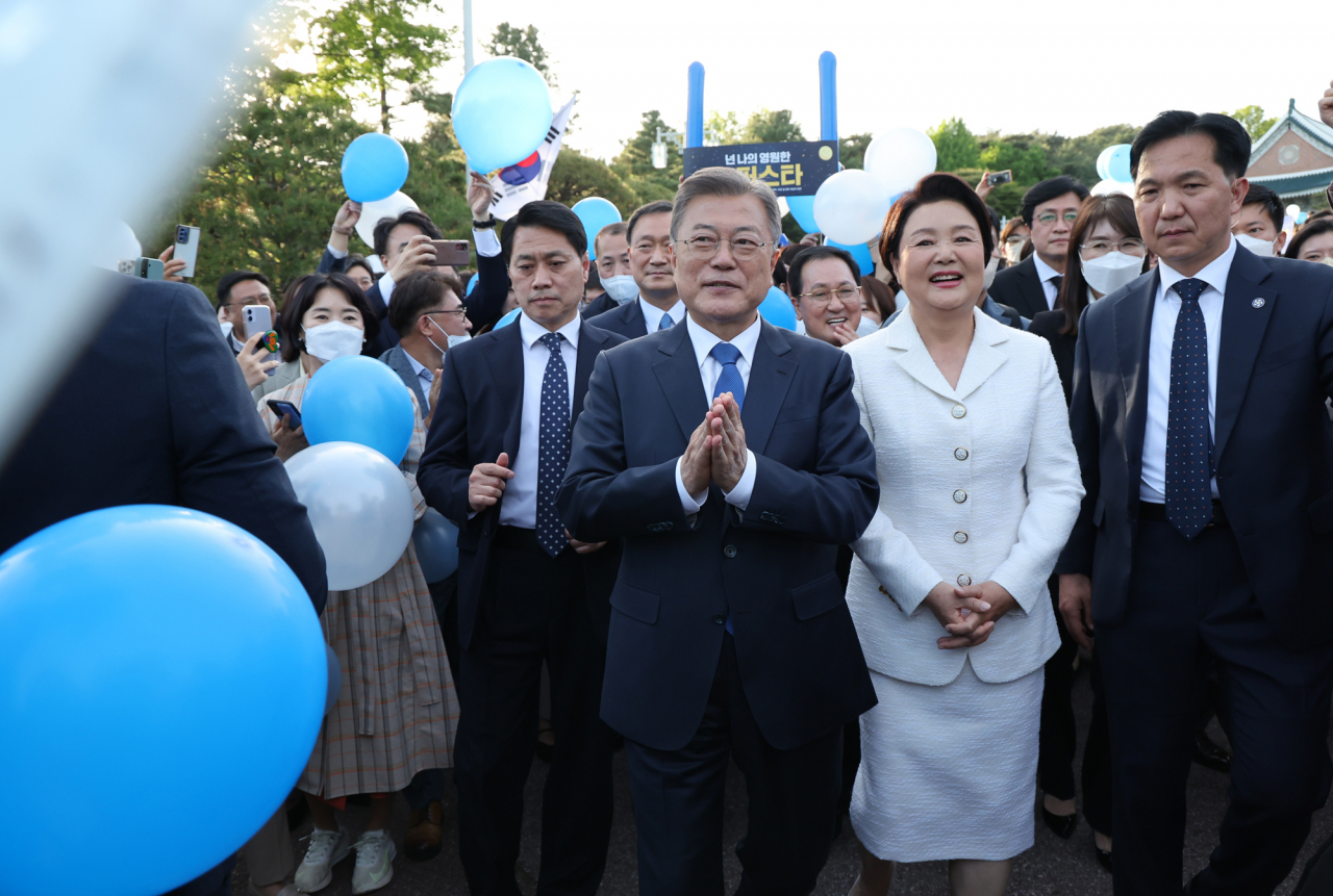 문재인 대통령과 김정숙 여사가 9일 오후 청와대 직원들의 배웅을 받으며 본관을 나서고 있다. [연합]