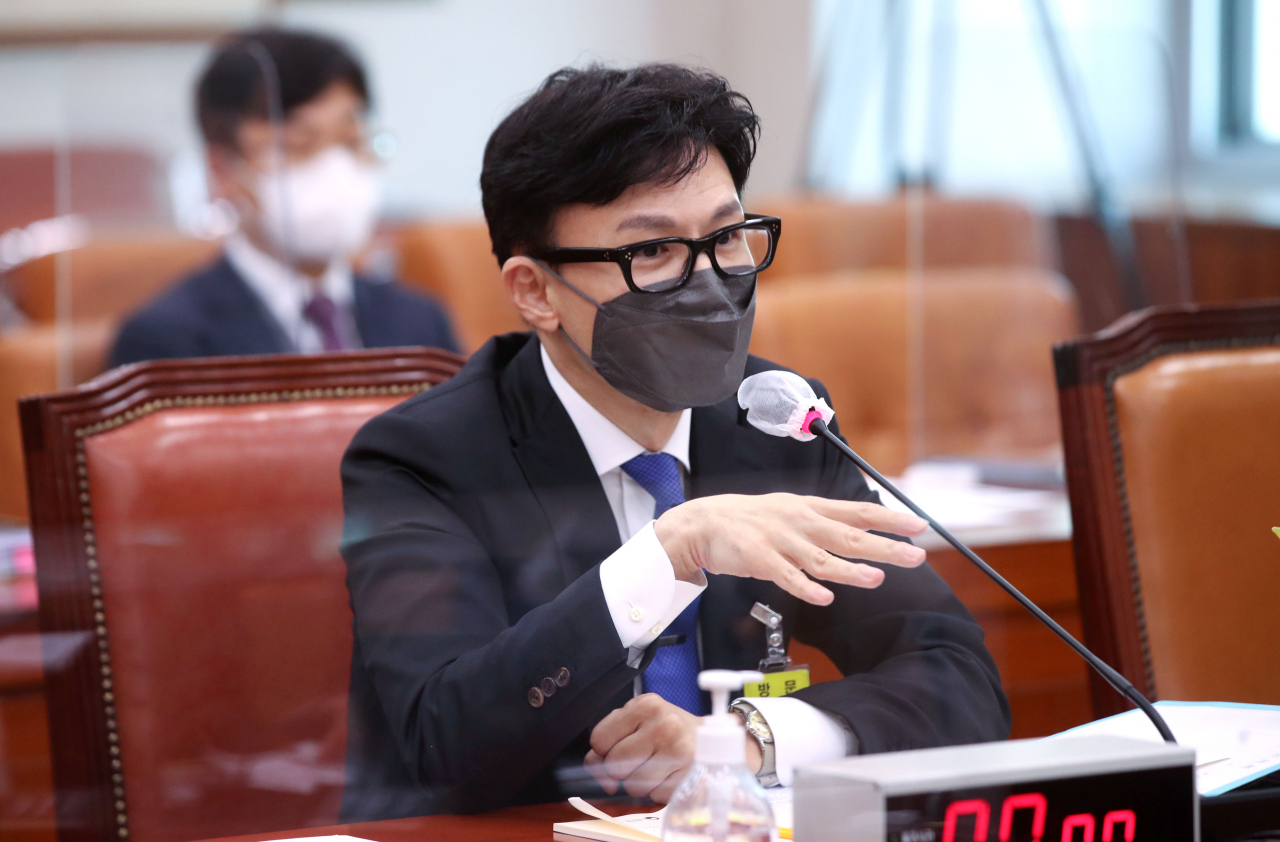 한동훈 법무부장관 후보자가 9일 오후 국회에서 열린 인사청문회에서 의원질의에 답변하고 있다. [연합]