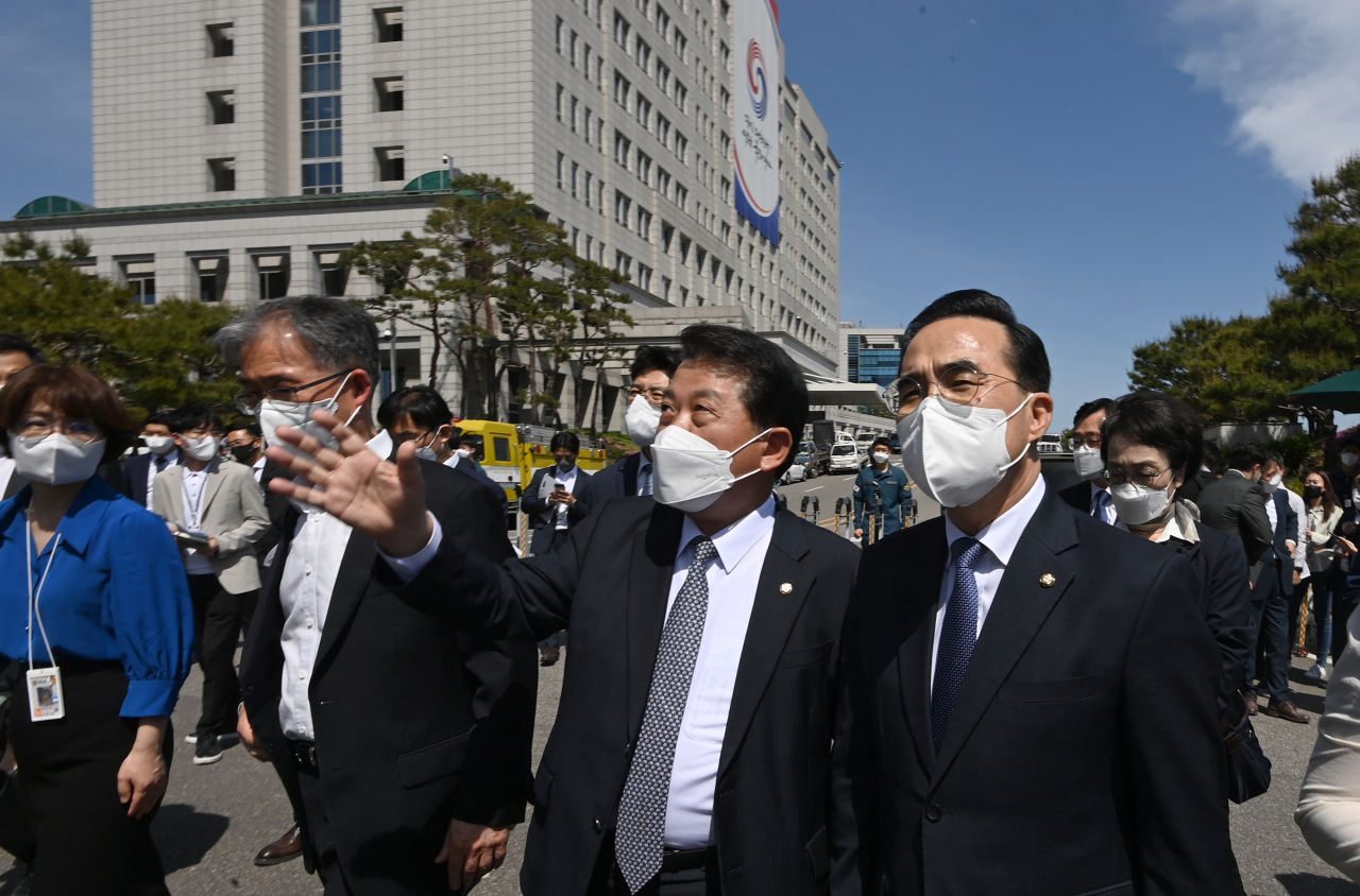 더불어민주당 대통령집무실 이전 문제검토 TF 현장방문에 참석한 박홍근 원내내표와 의원들이 9일 오후 대통령 집무실로 사용될 용산 국방부 청사를 둘러보고 있다. [연합]