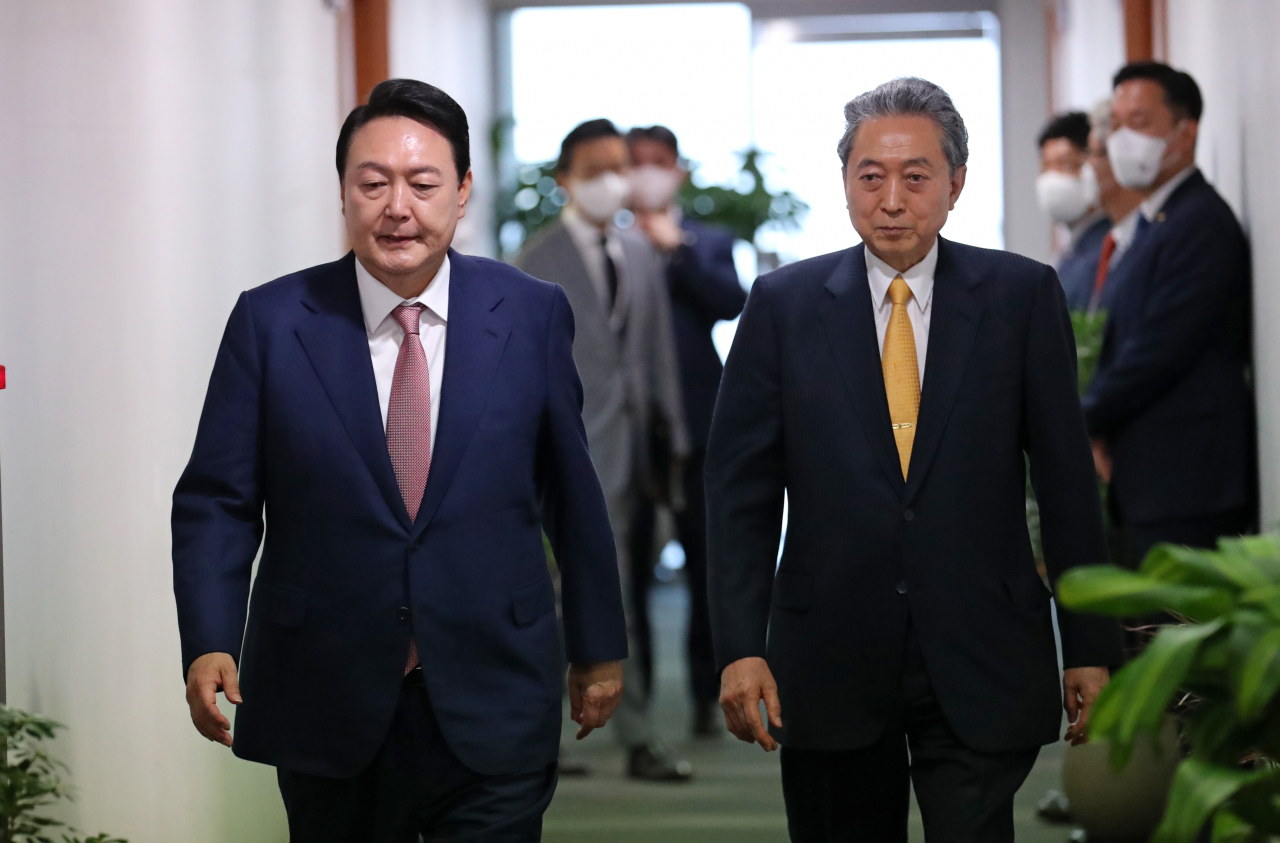 윤석열 대통령 당선인이 9일 서울 종로구 통의동 대통령직인수위원회 집무실에서 하토야마 유키오 전 일본 총리를 접견한 뒤 배웅하고 있다. [인수위사진기자단]