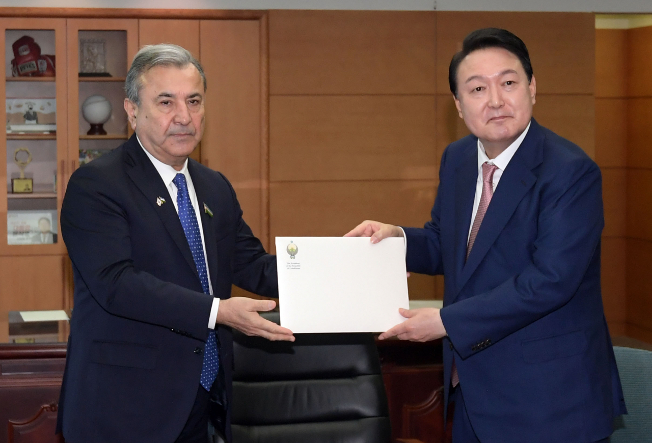 윤석열 대통령 당선인이 9일 서울 종로구 통의동 대통령직인수위원회 집무실에서 사파예프 소딕 우즈베키스탄 상원1부의장 접견에 앞서 샵카트 미르지요예프 우즈베키스탄 대통령 친서를 받고 있다. [인수위사진기자단]
