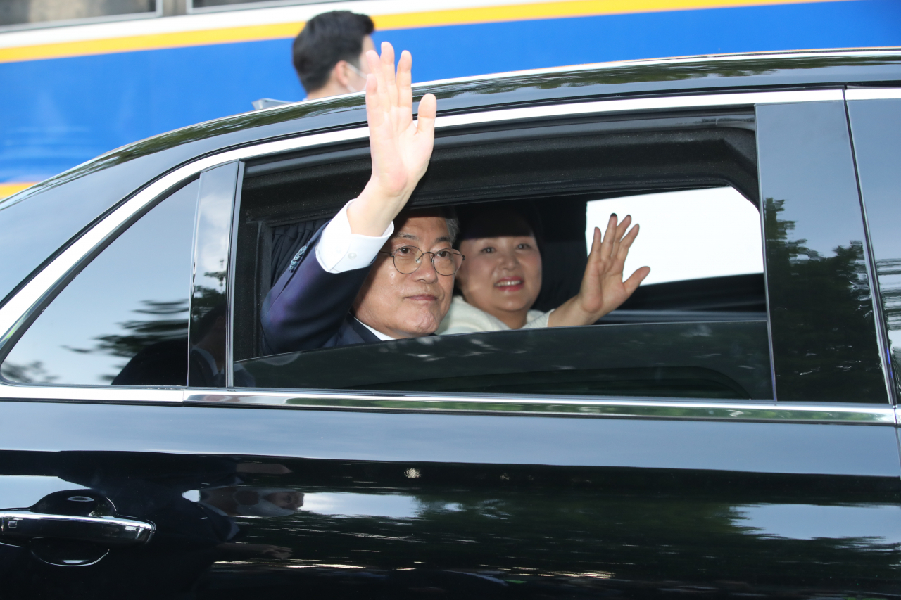 문재인 대통령과 김정숙 여사가 9일 오후 청와대 앞 분수대를 지나며 퇴근길 마중 나온 시민들에게 손을 들어 인사하고 있다. 연합뉴스