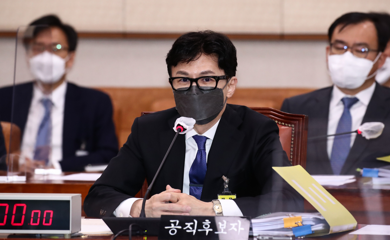 한동훈 법무부 장관 후보자가 9일 오전 국회에서 열린 인사청문회에서 의원들의 질의에 답변하고 있다. [연합]