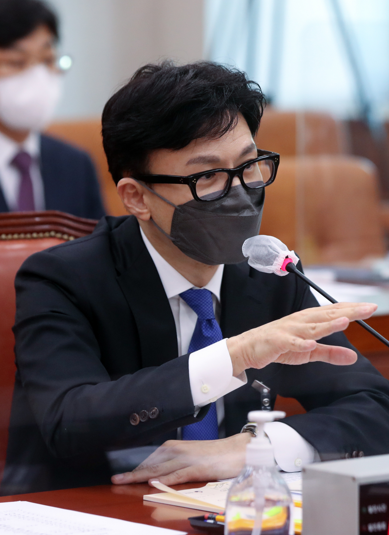 한동훈 법무부 장관 후보자가 9일 오후 국회에서 열린 인사청문회에서 의원질의에 답변하고 있다. [연합]