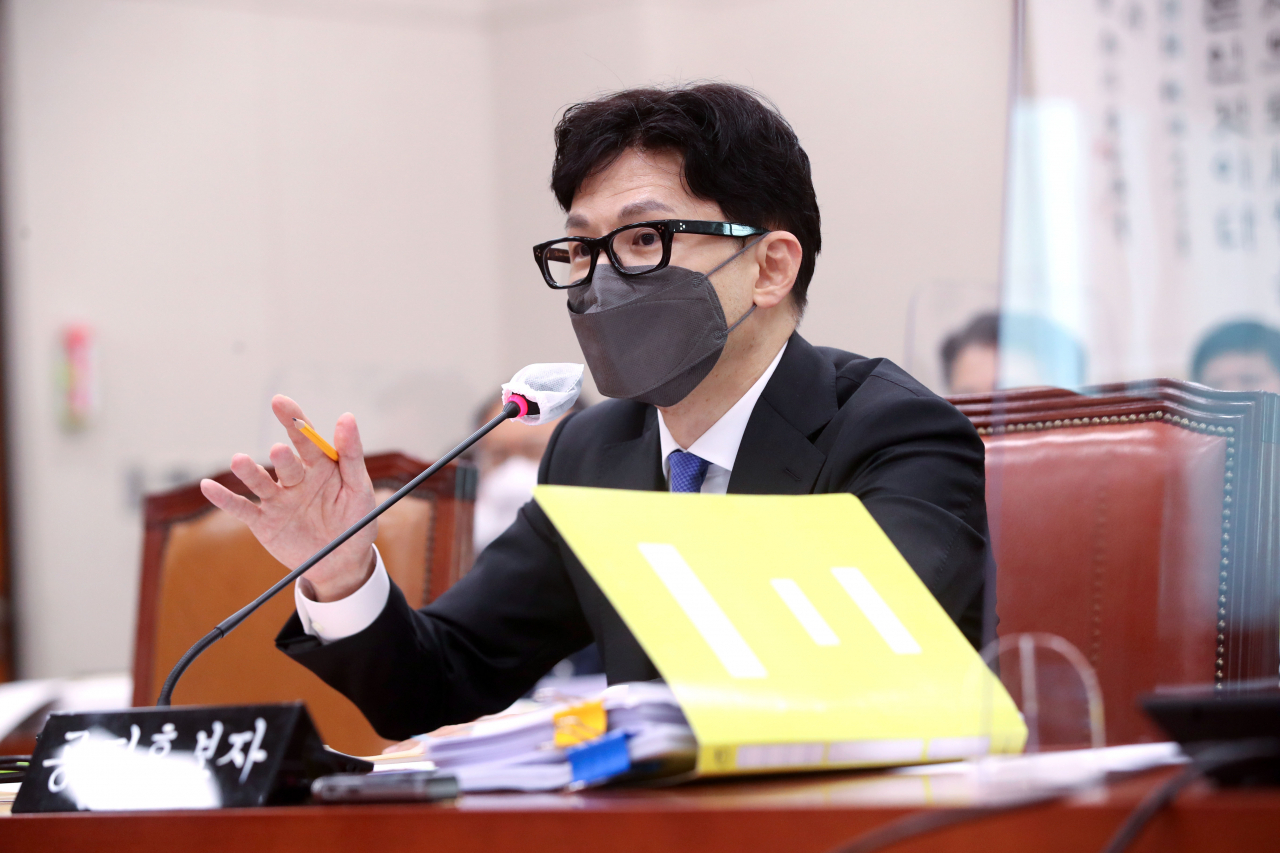 한동훈 법무부 장관 후보자가 9일 오후 국회에서 열린 인사청문회에서 의원질의에 답변하고 있다. [연합]