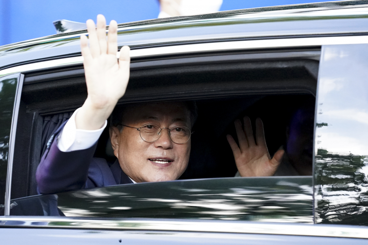 문재인 대통령이 9일 오후 청와대 앞 분수대를 지나며 퇴근길 마중 나온 시민들에게 손을 들어 인사하고 있다. [연합]