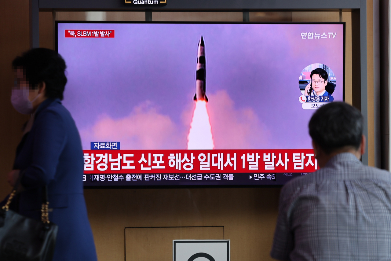 북한이 윤석열 대통령 당선인의 취임 사흘을 앞두고 잠수함발사탄도미사일(SLBM) 추정 1발을 발사한 7일 오후 서울역 대합실의 텔레비전에서 관련 뉴스가 나오고 있다. 연합뉴스