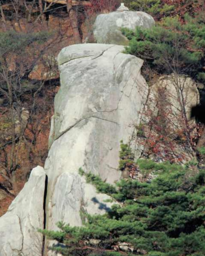 일제가 박은 쇠말뚝을 빼버린 촛대바위