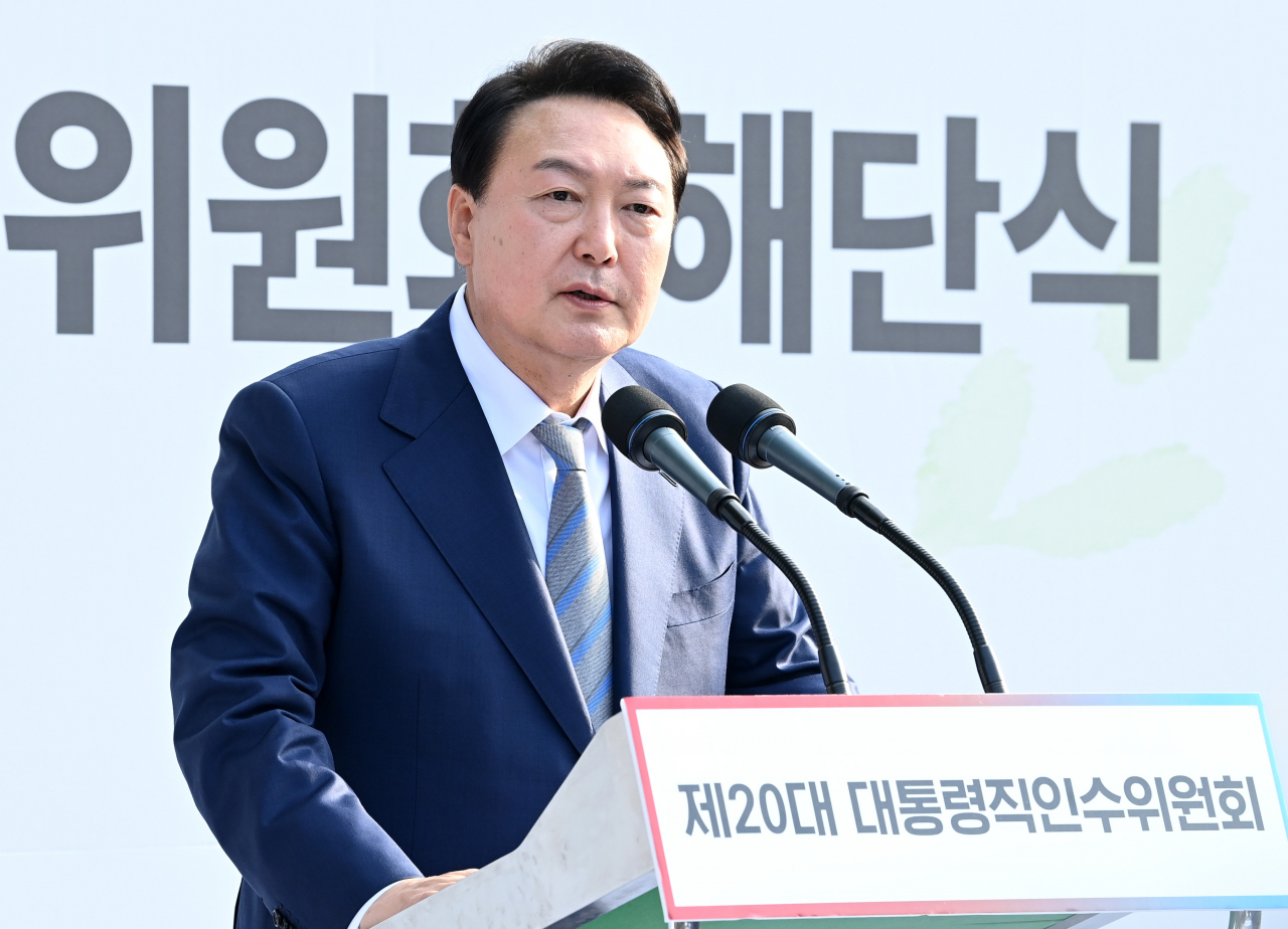 President-elect Yoon Suk-yeol speaks during a disbandment ceremony for his transition team in Seoul last Friday. (Yonhap)