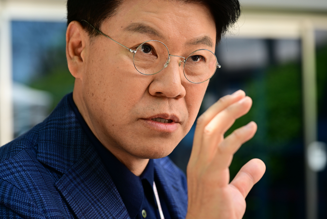 장제원 대통령 당선인 비서실장이 5일 오전 서울 종로구 통의동 제20대 대통령직인수위원회 사무실을 나서며 기자들의 질문에 답하고 있다. [연합]