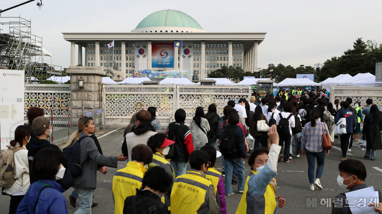 제20대 대통령 취임식이 열리는 10일 국회에 마련된 취임식장으로 시민들이 입장하고 있다. [이상섭 기자]