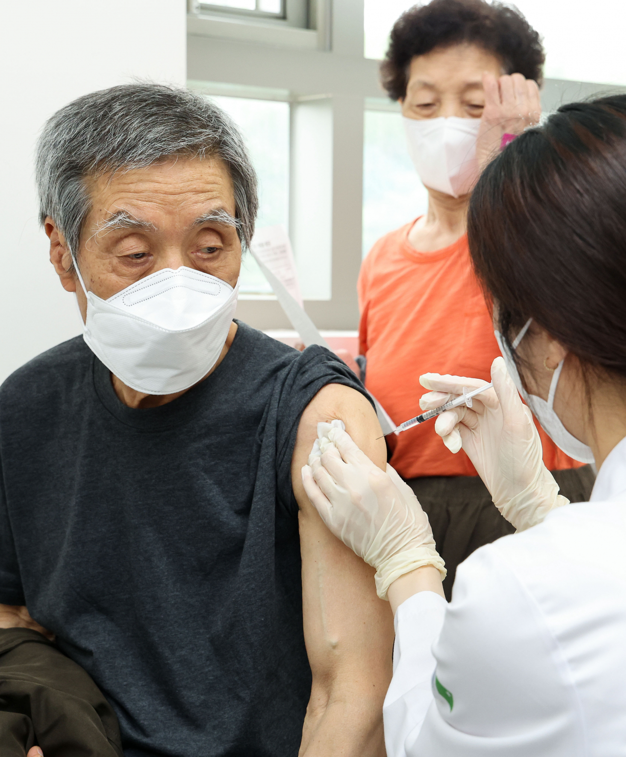 60세 이상 한 시민이 백신을 접종하고 있다. 사진공동취재단 (초상권 동의 얻음)