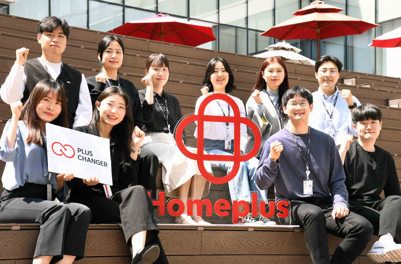 홈플러스가 MZ 세대 직원이 주도하는 ‘홈플러스의 신선한 문화’ 혁신에 나선다. 사진은 ‘플러스 체인저’가 10일 서울 등촌동 소재 홈플러스 본사 중앙정원에서 파이팅을 외치는 모습이다.[홈플러스 제공]