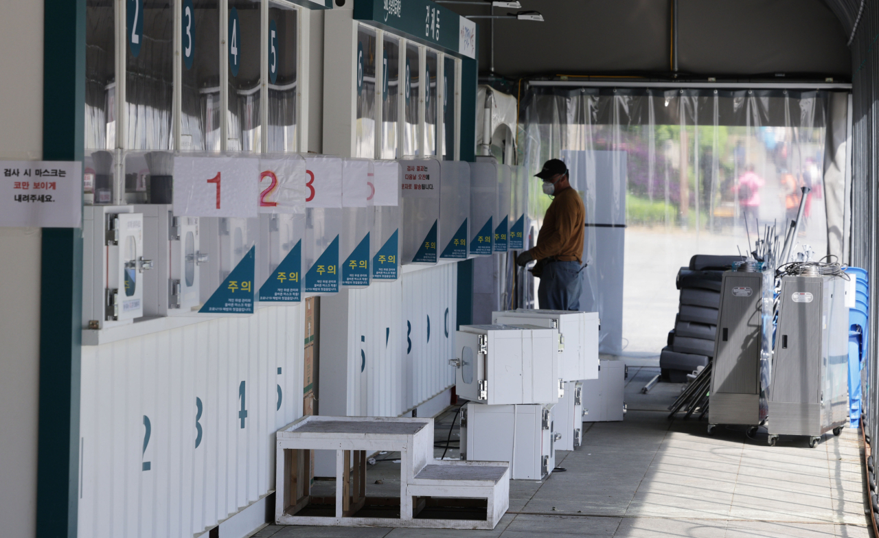 A visitor at a local COVID-19 testing facility in Seoul (Yonhap)