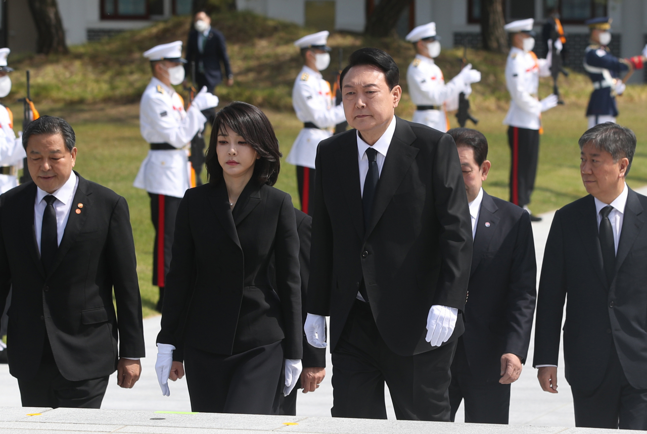 South Korean President Yoon Suk-yeol (R) and his wife Kim Keon-hee visit the Seoul National Cemetery to pay respect to fallen heroes on Tuesday. (Yonhap)