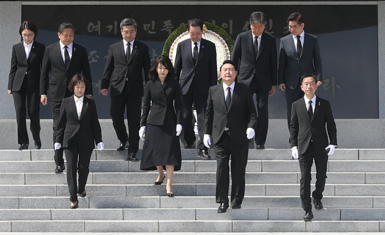 윤석열 대통령과 부인 김건희 여사가 10일 오전 서울 동작구 국립서울현충원에서 참배를 마친 뒤 이동하고 있다. [연합]