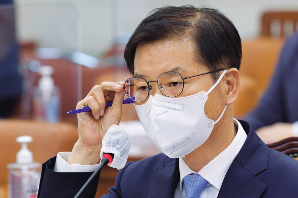 이정식 고용노동부 장관 후보자가 4일 오전 서울 여의도 국회에서 열린 인사청문회에 출석해 안경을 고쳐쓰고 있다. 이상섭 기자