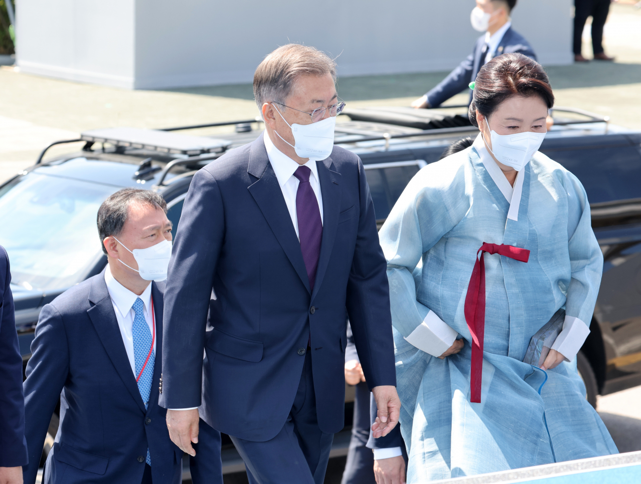 문재인 전 대통령 내외가 10일 오전 서울 여의도 국회 앞마당에서 열린 제20대 대통령 취임식에 참석하고 있다. [연합]