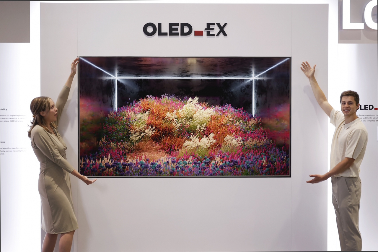 LG디스플레이 모델이 'SID 2022' 전시회에 공개된 '97인치 OLED.EX'를 소개하고 있다.[LG디스플레이 제공]
