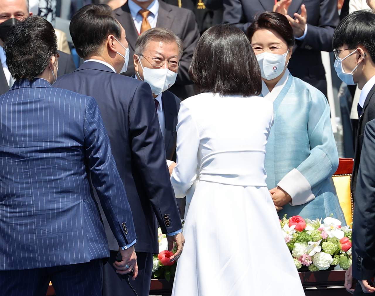 윤석열 대통령 부인 김건희 여사가 10일 서울 여의도 국회의사당에서 열린 제20대 대통령 취임식에서 문재인 전 대통령과 인사하고 있다. [연합]
