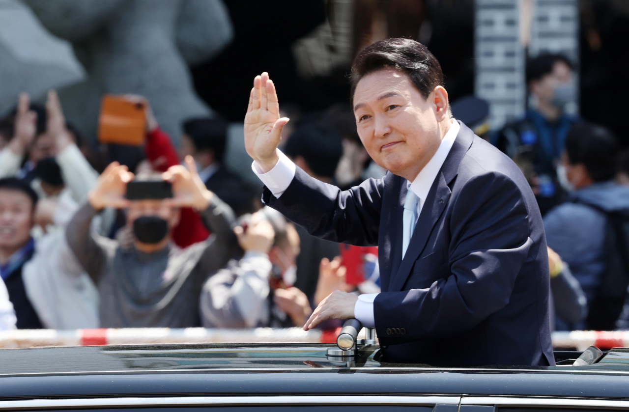 윤석열 대통령이 10일 국회에서 취임식을 마치고 차량에 탑승해 이동하며 시민들에게 손을 들어 인사하고 있다. [사진=이상섭 기자]