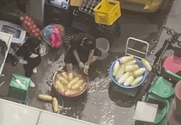 조리장 김모씨가 무를 씻던 수세미로 발바닥을 닦는 모습 [온라인 커뮤니티]