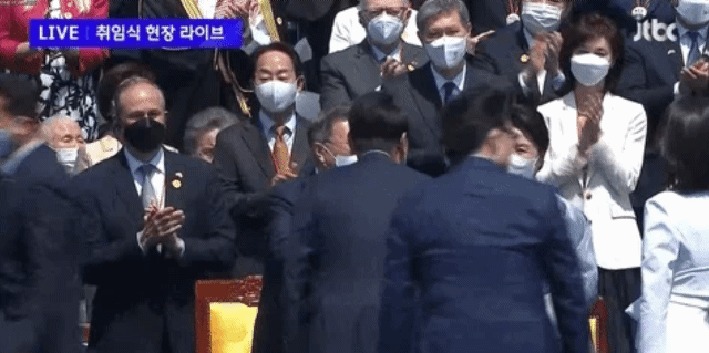윤석열 대통령 취임식에서 문재인 전 대통령 내외에 인사하는 김건희 여사. [JTBC 방송화면 캡처]