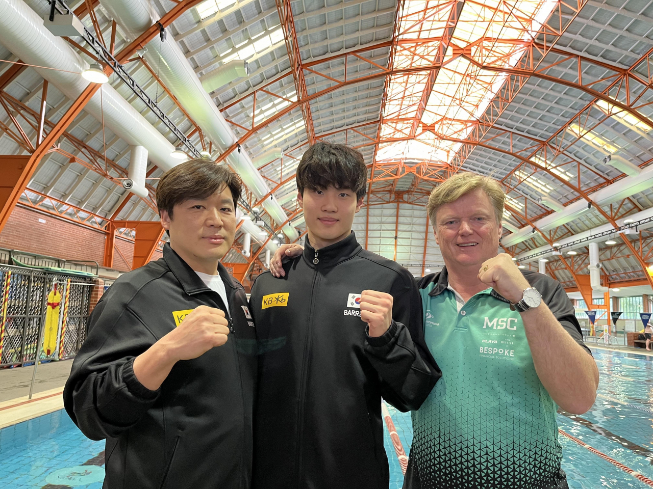 황선우와 호주 출신 지도자 이안 포프(오른쪽), 전동현 경영 대표팀 코치.[대한수영연맹 제공]