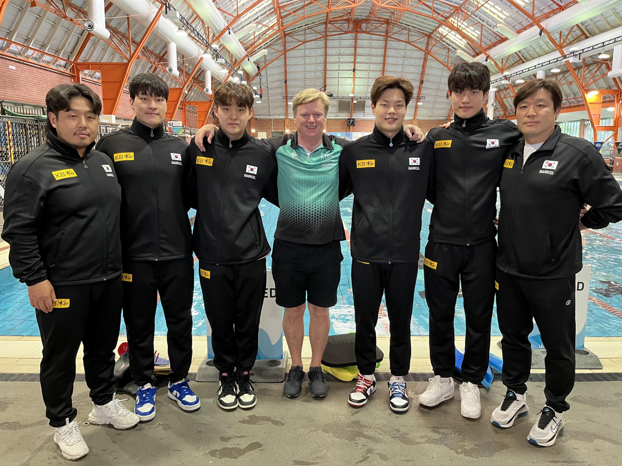 대한수영연맹 특별전략 육성 선수단과 기념 촬영하는 이안 포프. [대한수영연맹 제공]