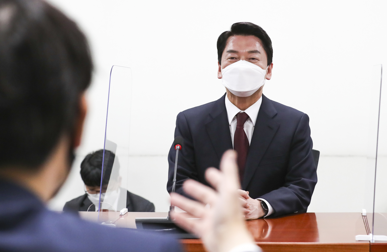 6·1 재·보궐선거 분당갑에 출마 선언한 안철수 전 인수위원장이 10일 국회 의원회관에서 공천 면접을 받고 있다. [연합]