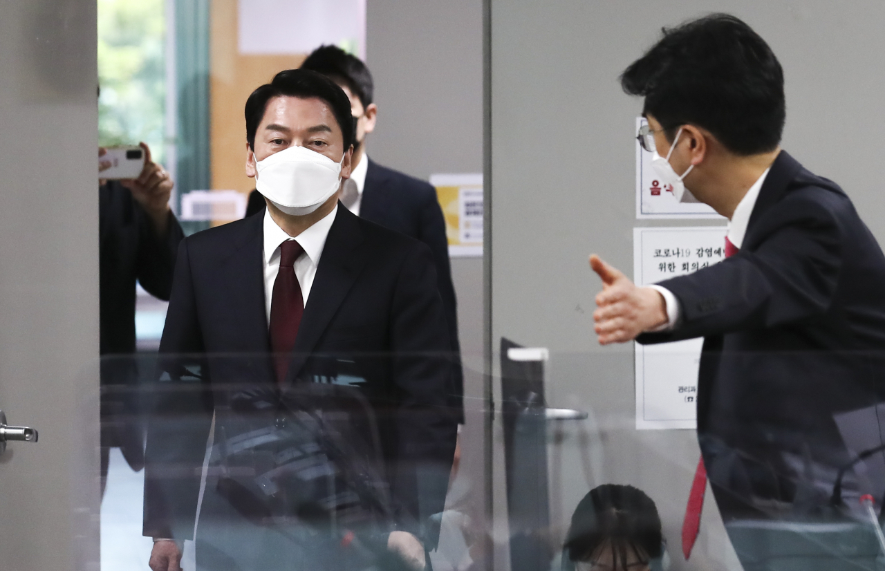 6.1 재·보궐선거 분당갑에 출마 선언한 안철수 전 인수위원장이 10일 국회 의원회관에서 국민의힘 공천 면접을 위해 입장하고 있다. [연합]
