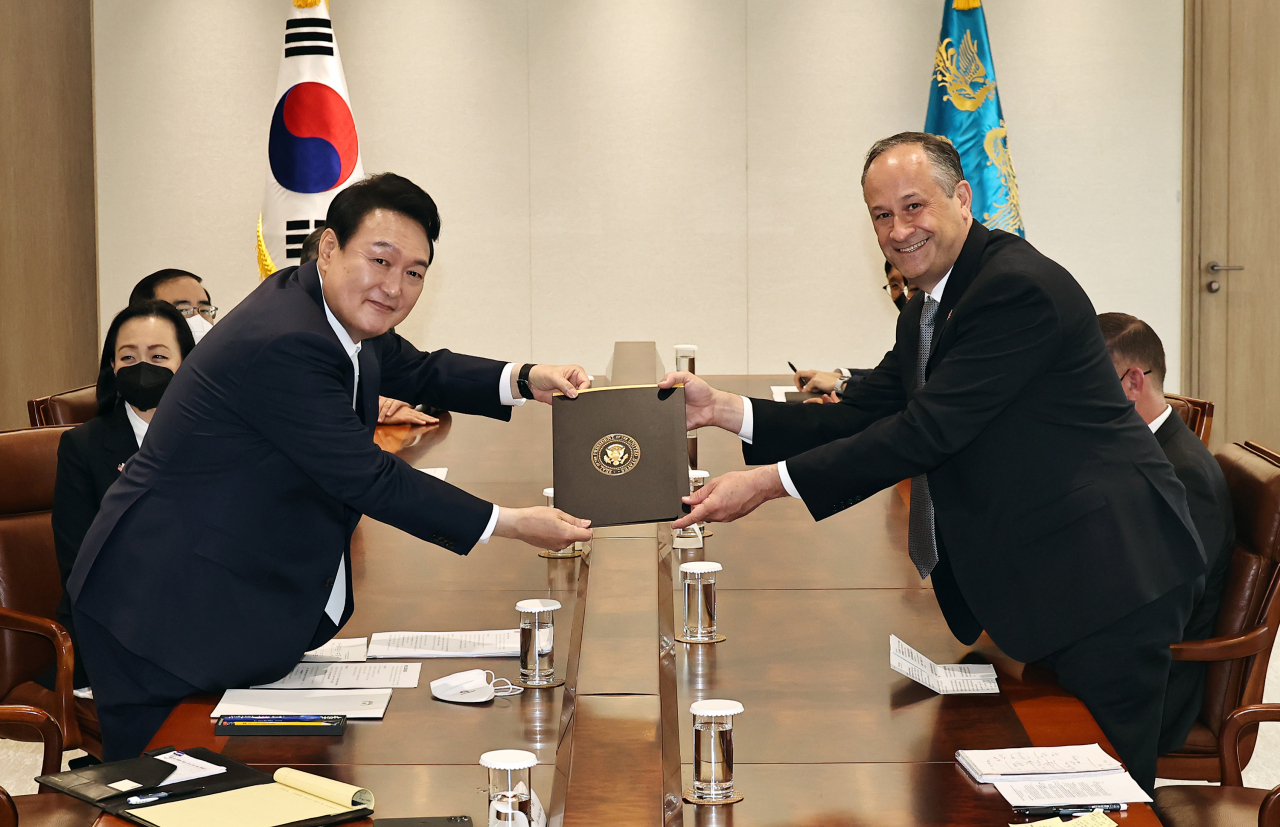 윤석열 대통령이 10일 오후 용산 대통령실 접견실에서 축하 사절단을 이끌고 방한한 미국의 '세컨드 젠틀맨'인 더글러스 엠호프 변호사로부터 조 바이든 미국 대통령의 친서를 전달받고 있다. [연합]