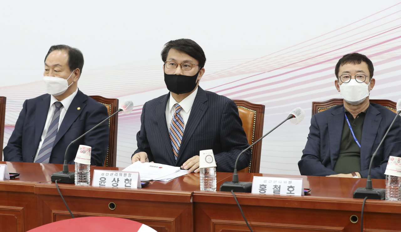 윤상현 국민의힘 6.1 재보궐선거 공천관리위원회 위원장(가운데)이 지난달 29일 서울 여의도 국회에서 열린 6.1 재보궐선거 공관위 1차 회의에 참석해 발언하고 있다. [연합]