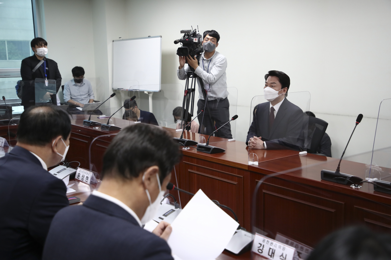 6.1 재·보궐선거 분당갑에 출마 선언한 안철수 전 인수위원장이 10일 국회 의원회관에서 공천 면접을 받고 있다. [연합]
