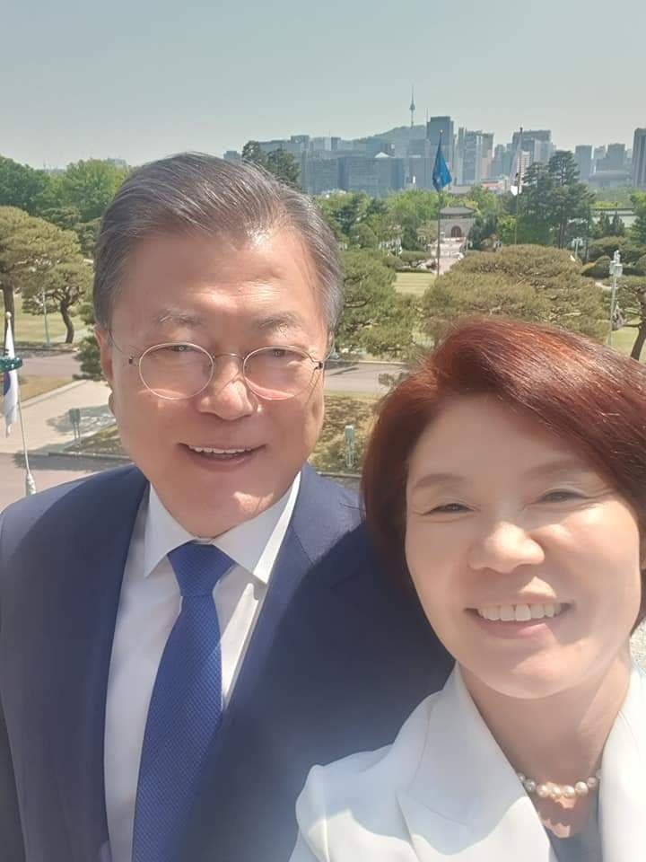 10일 임기를 마친 문재인 전 대통령과 한정애 전 환경부 장관. [한정애 장관 페이스북]