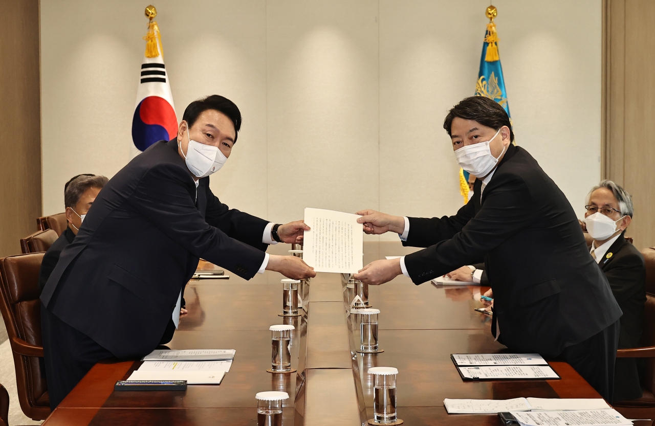 윤석열 대통령이 10일 오후 용산 대통령실 접견실에서 일본의 하야시 요시마사 외무상으로부터 기시다 총리의 취임 축하 친서를 전달받고 있다. 연합뉴스