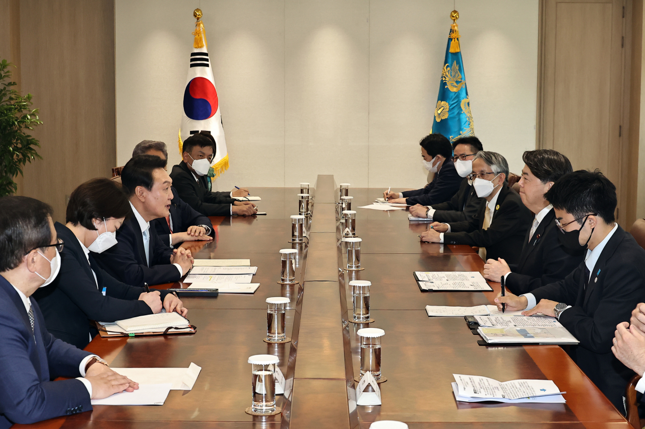 윤석열 대통령이 10일 오후 용산 대통령실 접견실에서 일본의 하야시 요시마사 외무상을 접견하고 있다. [연합]