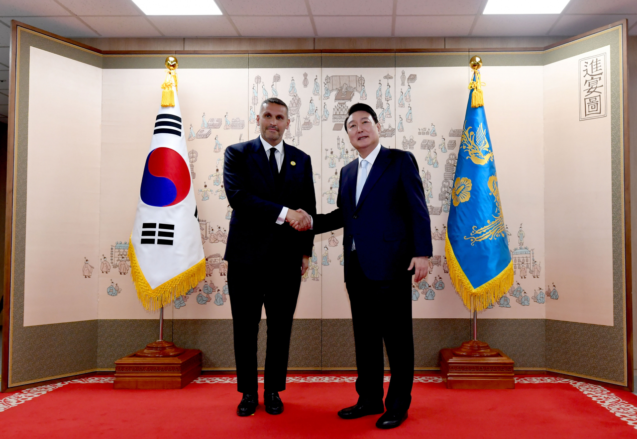 윤석열 대통령이 10일 오후 서울 용산구 용산 대통령실 접견실 앞에서 아랍에미리트(UAE) 측 경축사절단 칼둔 칼리파 알 무바라크 아부다비 행정청장과 기념촬영을 하고 있다. [연합]