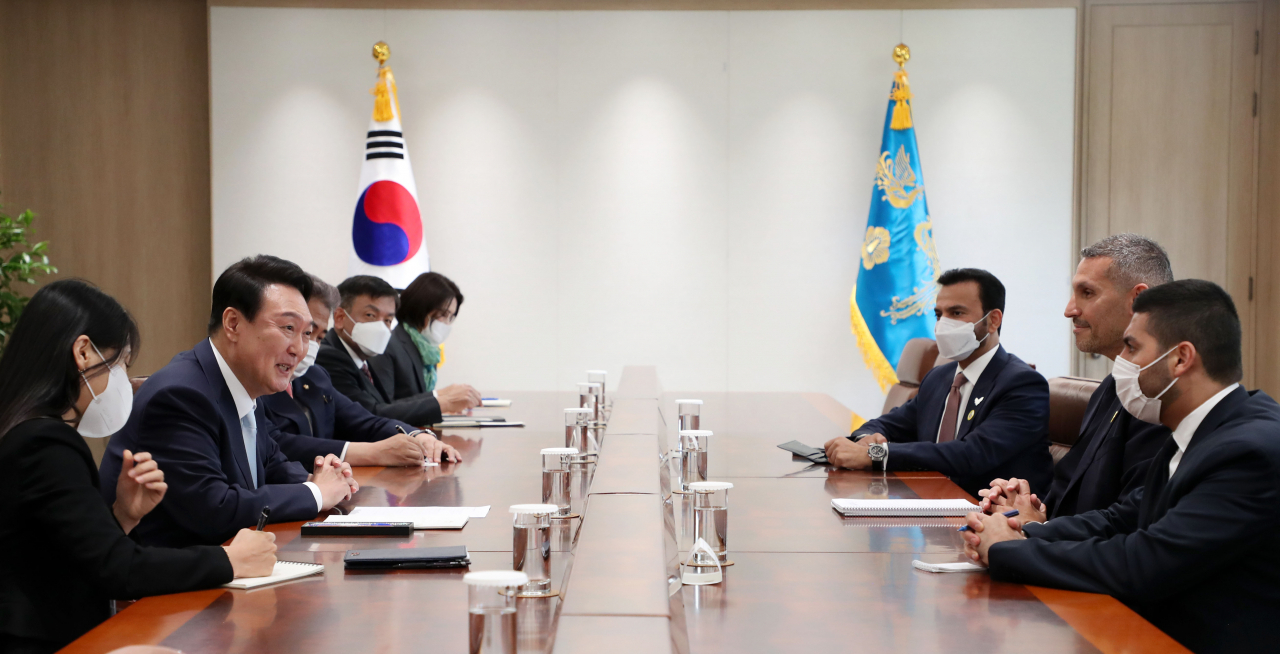 윤석열 대통령이 10일 오후 서울 용산구 용산 대통령실 접견실에서 아랍에미리트(UAE) 측 경축사절단 칼둔 칼리파 알 무바라크 아부다비 행정청장 등과 접견하고 있다. [연합]
